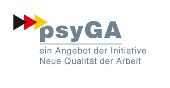 Das psyGA Logo mit der Aufschrift „psyGA“ und der Unterschrift „ein Angebot der Initiative Neue Qualität der Arbeit“. Neben der Aufschrift sind drei nach rechts zeigende Pfeile in den Farben der Deutschland-Flagge.  
