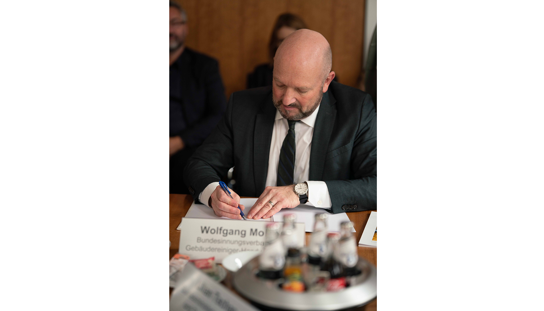 Wolfgang Molitor unterzeichnet die Charta zur Tagesreinigung.