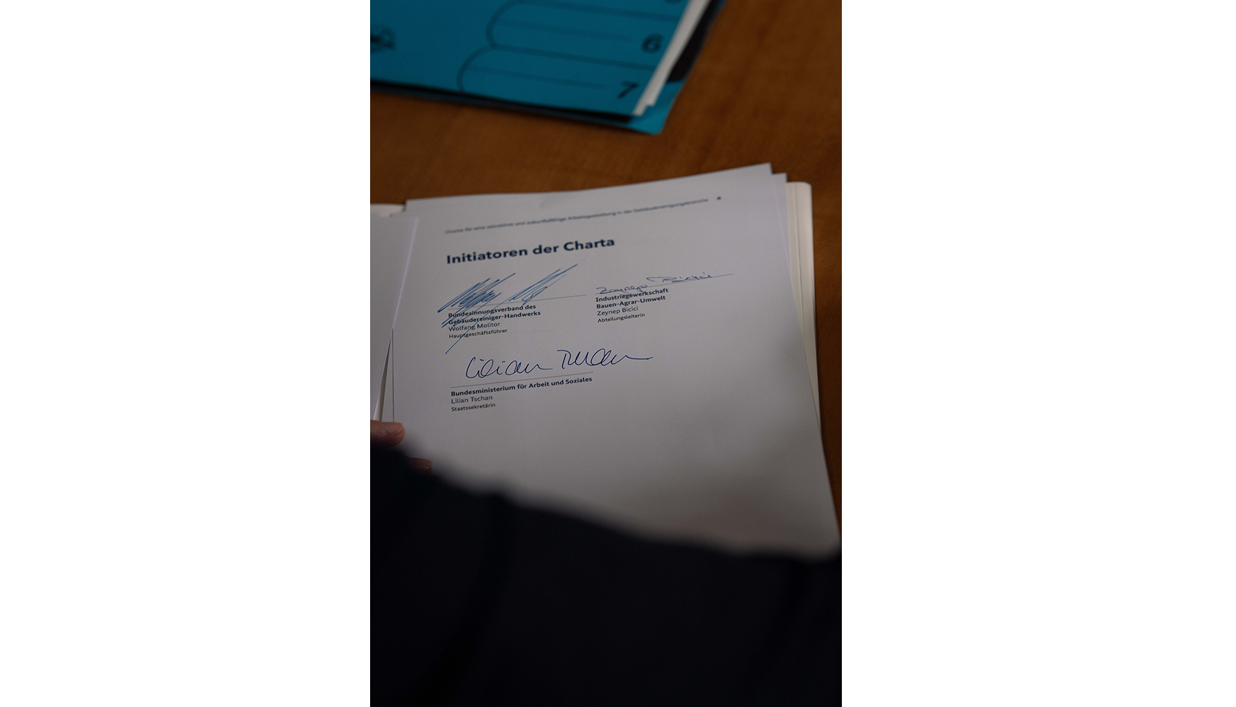Ausdruck einer Seite der Charta mit den Unterschriften der Initiatoren.