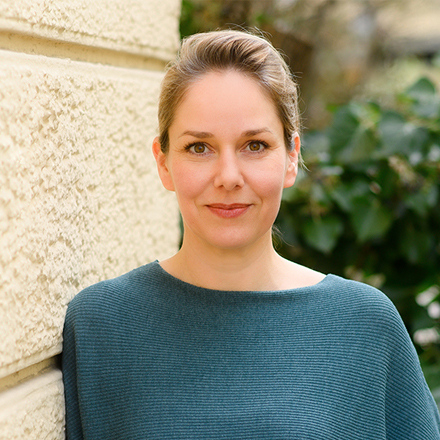 Portraitbild von Dr. Julia Hellmann