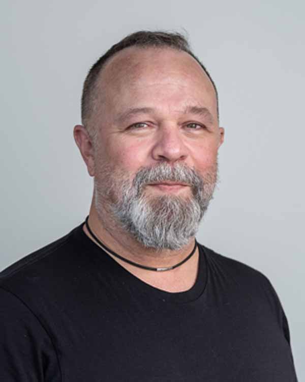 Portrait von Udo Roth, Mann mit schwarzem T-Shirt und Bart