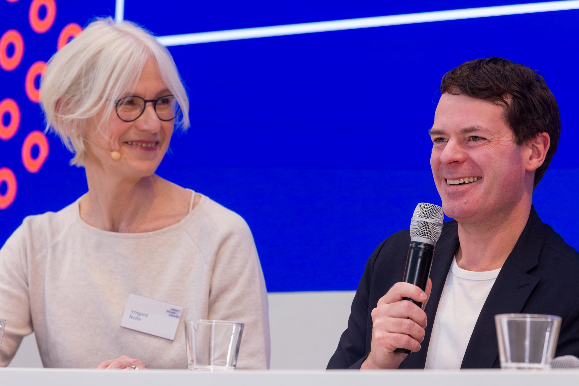 Moderatorin Irmgard Nolte und Björn Böhning, Hauptgeschäftsführer der Allianz Deutscher Produzenten