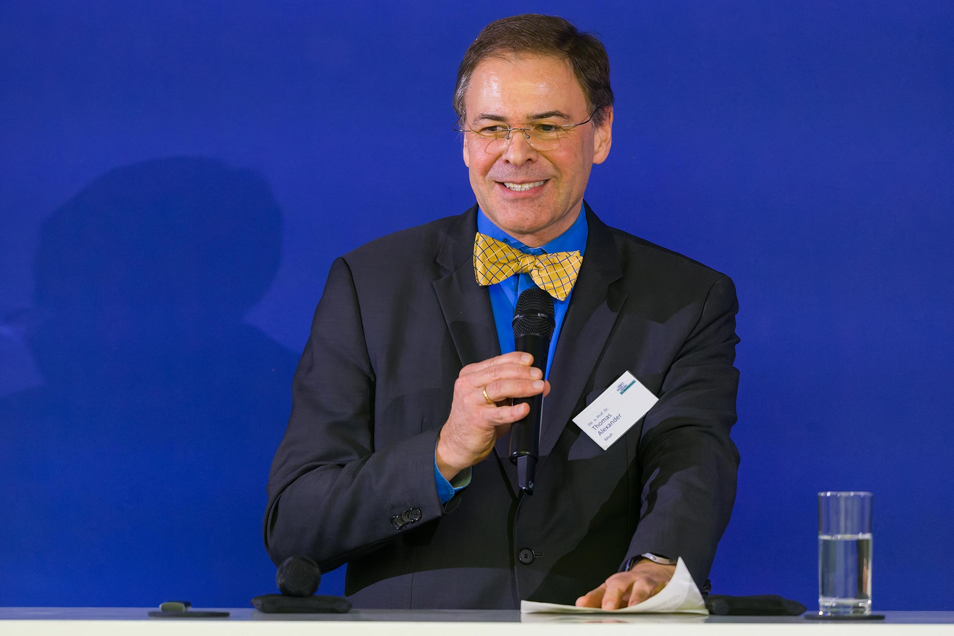 Prof. Dr. Thomas Alexander mit Mikrofon in der Hand