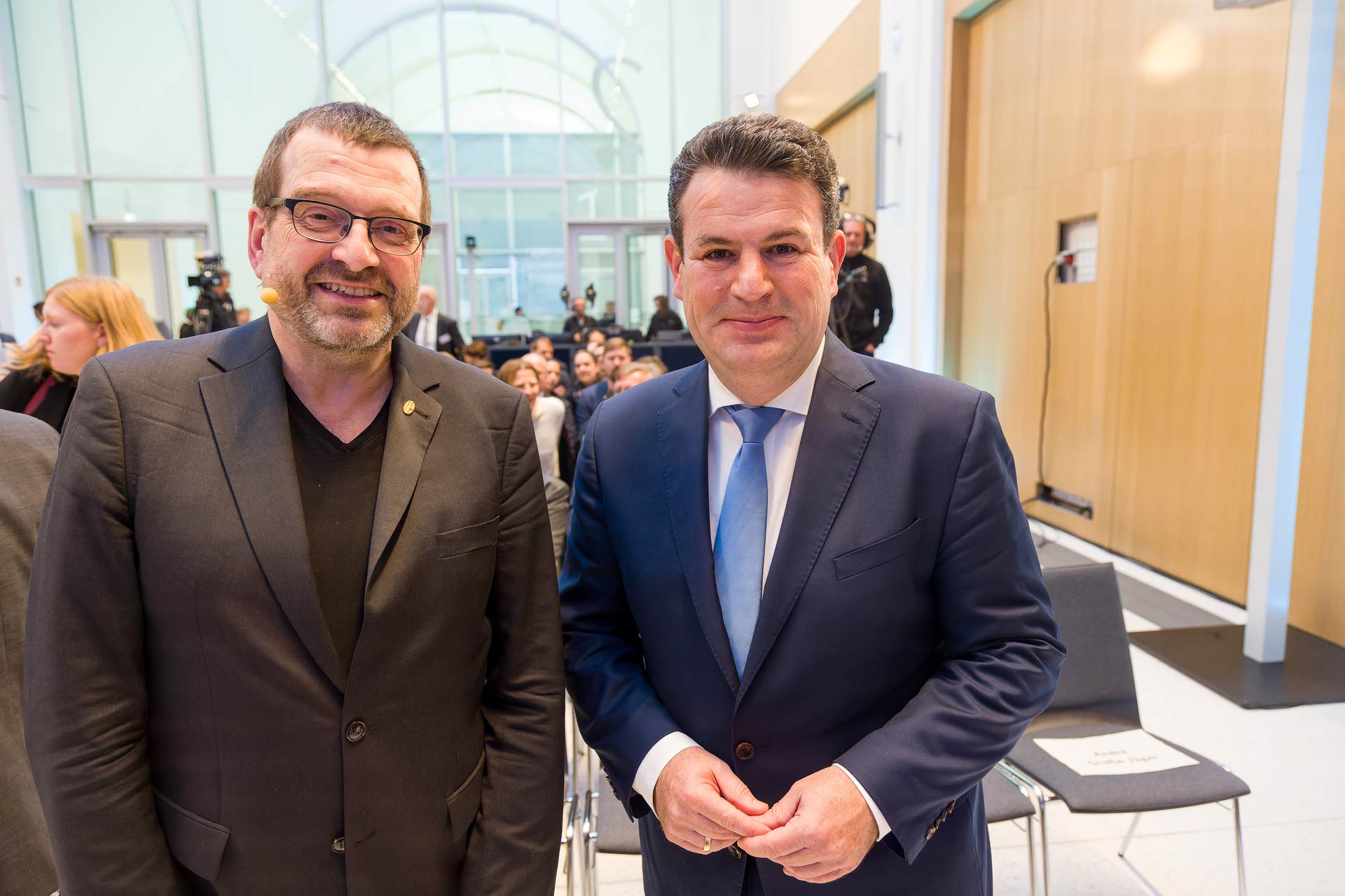 Professor Jochem Marotzke und Arbeitsminister Hubertus Heil posieren lächelnd für ein Foto.