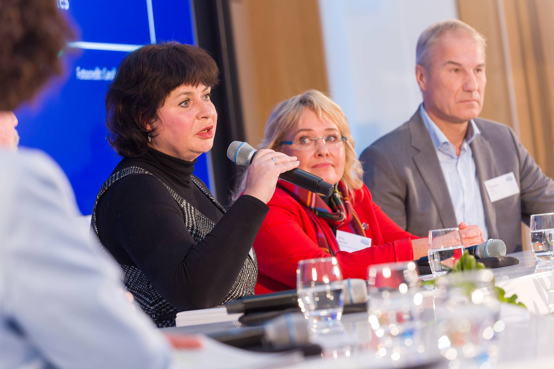 Jana Luntz spricht in Diskussionsrunde.