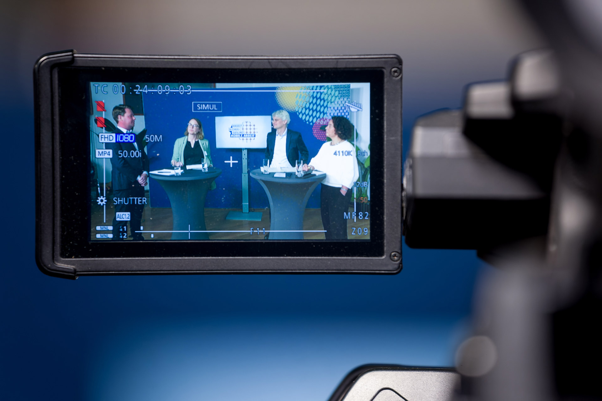 Kleiner Monitor, einer professionellen Videokamera, welche die auf der Abschlussveranstaltung der Politikwerkstatt "Mobile Arbeit" aufzeichnet
